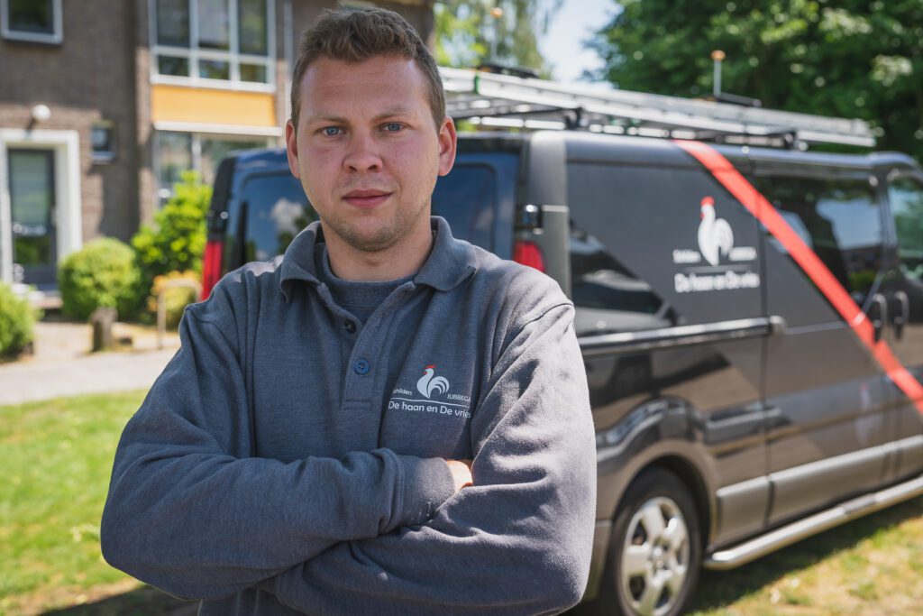 Medewerker van De Haan en De Vries bij een onderhoudsproject