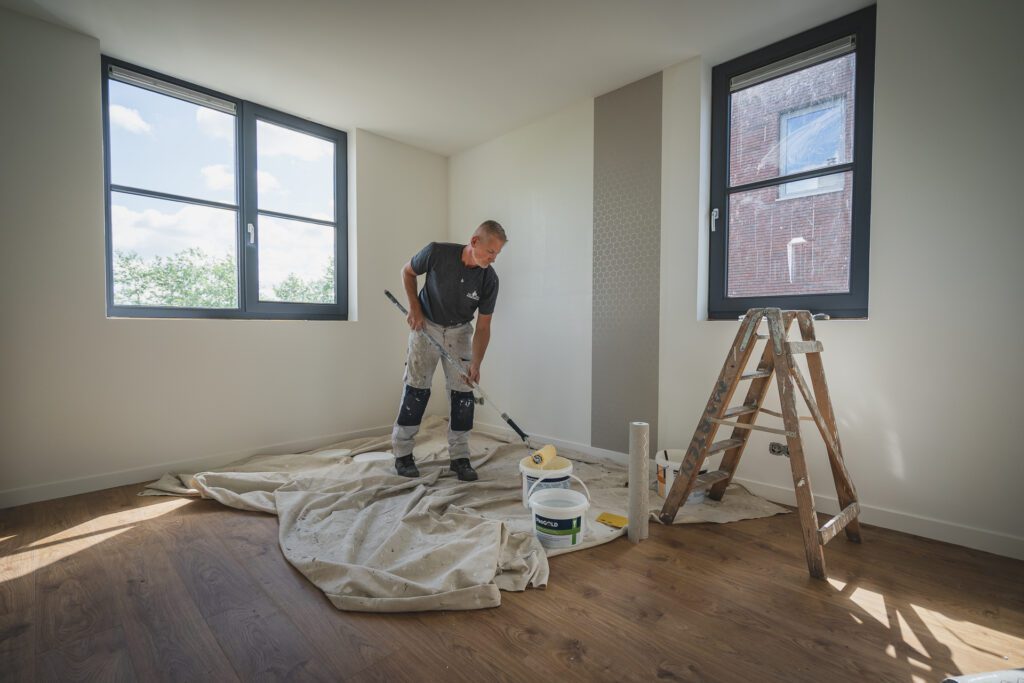 Schilder aan het werk tijdens een binnenrenovatie