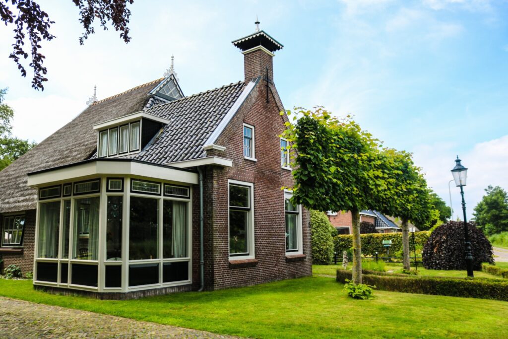 Buitenschilderwerk aan woning met erker in Eastermar