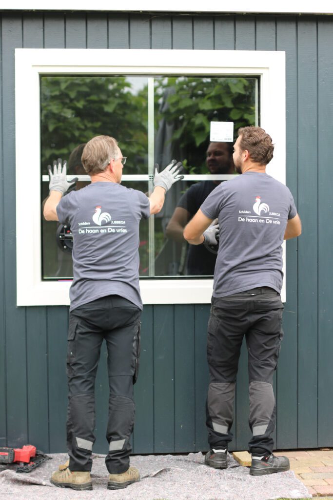 Glaszetters van De Haan en De Vries plaatsen isolatieglas